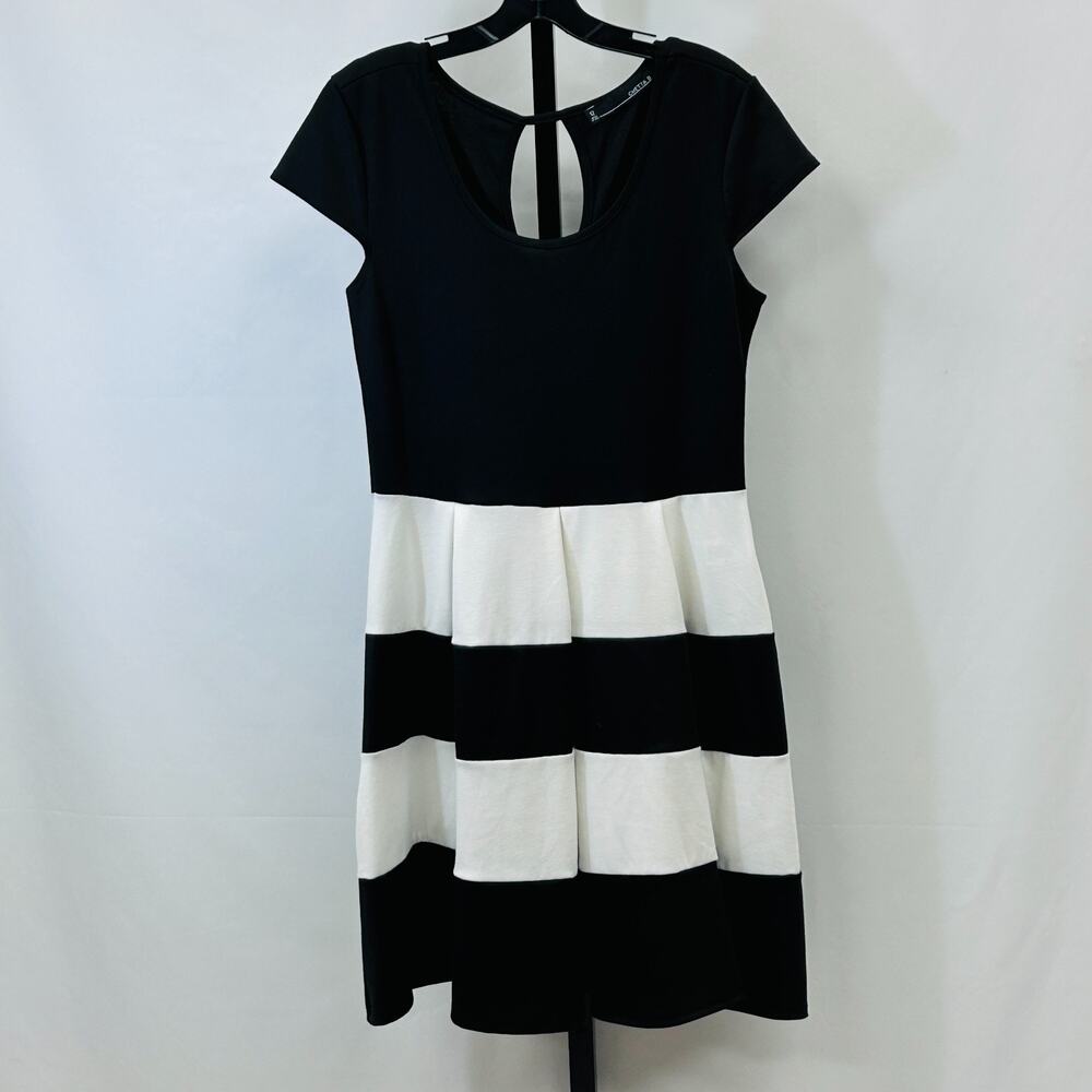 Chetta B Women's Dress Size 12 Black White Striped Fit & Flare Cap Sleeve